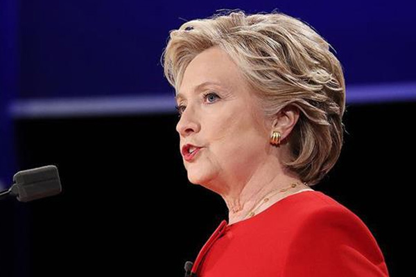 Clinton mağlubiyetinin ardından ilk kez halkın karşısına çıktı