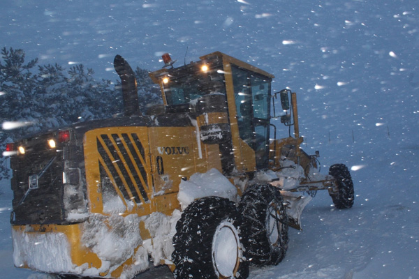 Kar yağışı 300 mahallenin yolunu kapattı