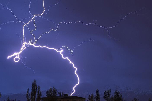 Osmaniye'de yıldırım isabet eden kişi öldü