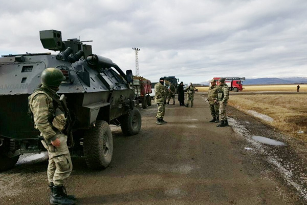 Bomba yüklü araç infilak etti