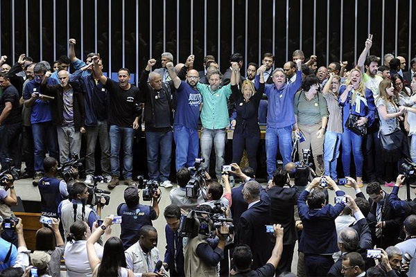 Brezilya'da darbe yanlısı göstericiler Kongre'yi bastı