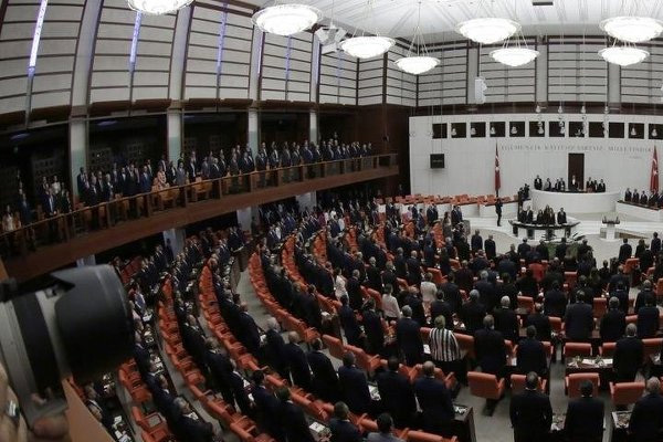 AK Parti'nin 'Mağdur istismarcıyla evlensin' önergesi tartışma yarattı