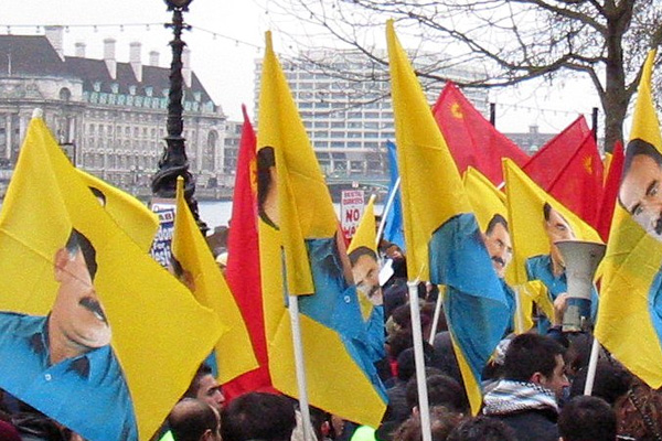 İngiliz polisi PKK gösterilerine göz yumuyor