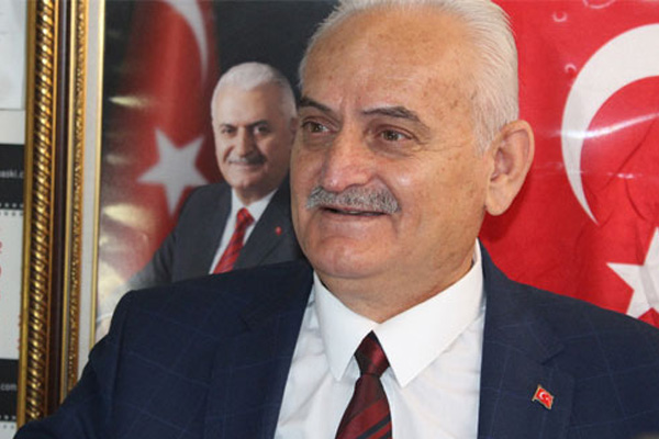 Başbakan'a ikizi kadar benziyor