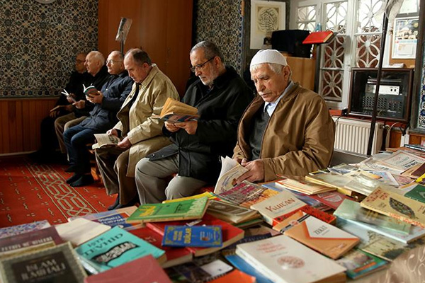 Camide kütüphane kurdular