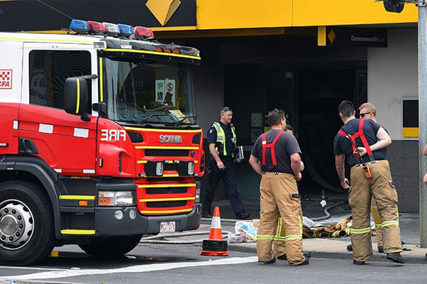 Bankada kendini ateşe verdi