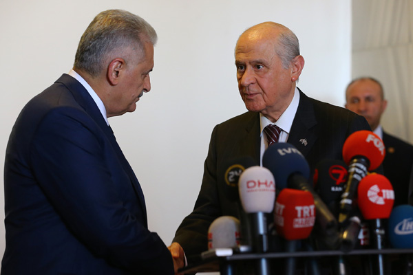 Anayasa teklifi raporu Bahçeli'ye sunuldu