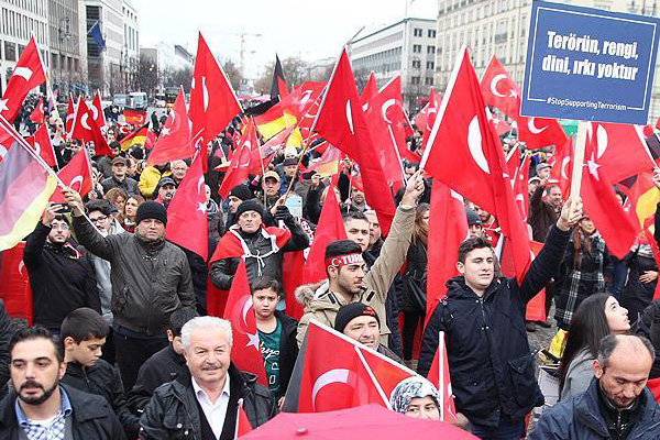 Almanya'da binler 'teröre lanet' mitingi yaptı