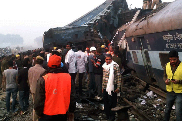 Hindistan'da tren kazası: 90 ölü