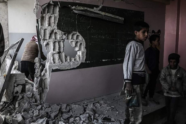 Rus uçakları İdlib’te okulu vurdu