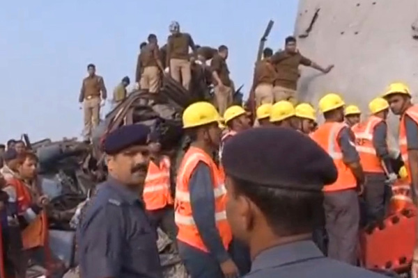 Hindistan'da tren kazasında ölü sayısı 100'e ulaştı