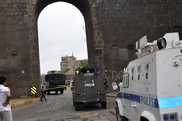 Diyarbakır'da 2 İsveçli gözaltına alındı