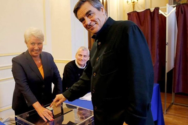 Fransa'da sağın ön seçiminde Sarkozy elendi, Fillon birinci