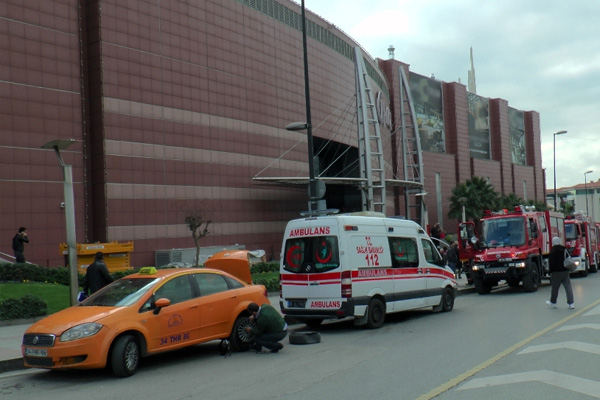 İstanbul’da AVM’de korkutan yangın