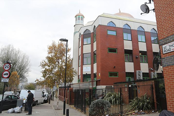 Birleşik Krallık'ta camiler hedef alındı