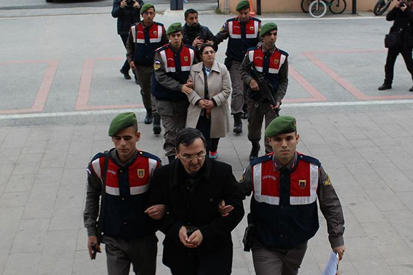 FETÖ'den aranan akademisyen çift yakalandı