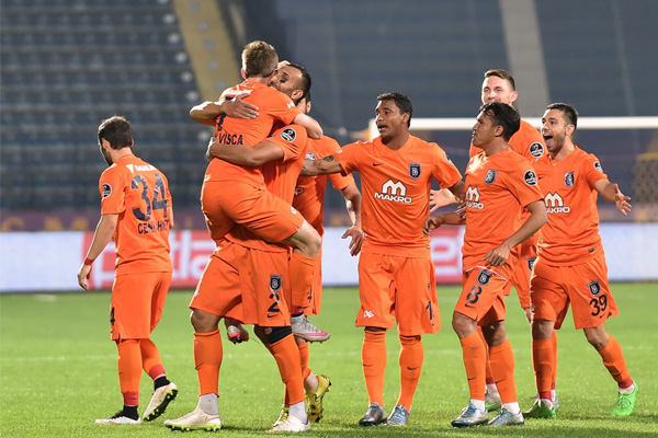 Başakşehir son dakikada liderliğe uçtu