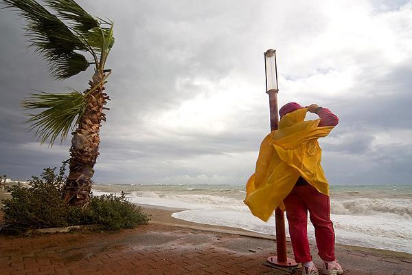 Fırtına 2 kişinin ölümüne neden oldu