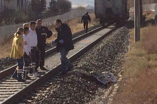 Ankara’da trenin altında kalan yaşlı adam hayatını kaybetti