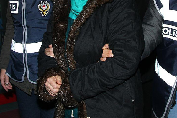 Tutuklu eşine 'şifreli kağıt' verirken gözaltına alındı