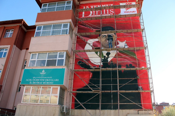 Binaya Şehit Ömer Halisdemir resmi çizdiler