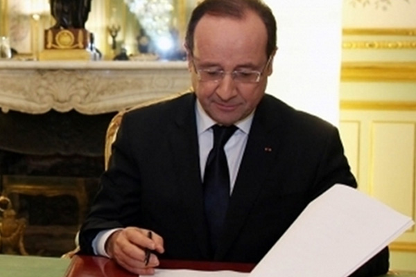 Röportaj yaparken masadaki belgeleri çaldılar