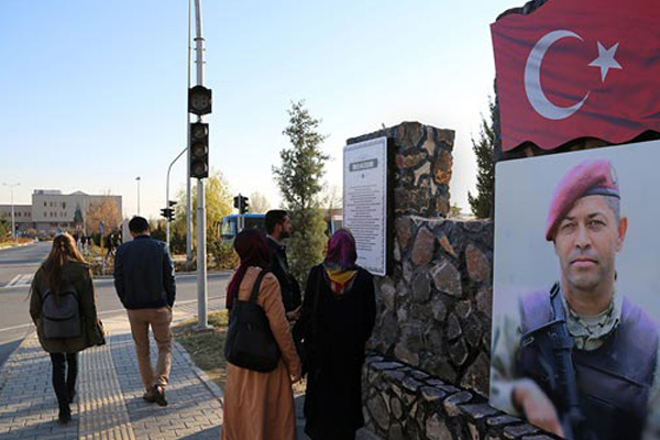 Üniversiteye Ömer Halisdemir anıtı