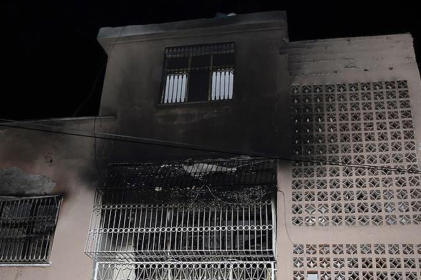 Annesinin evini ateşe verdi, izledi