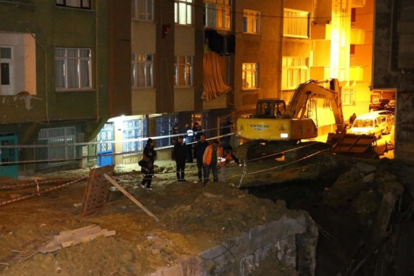 İstanbul'da istinat duvarı çöktü
