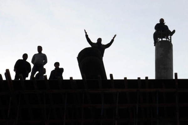 Paralarını alamayan işçiler inşaatı söktü