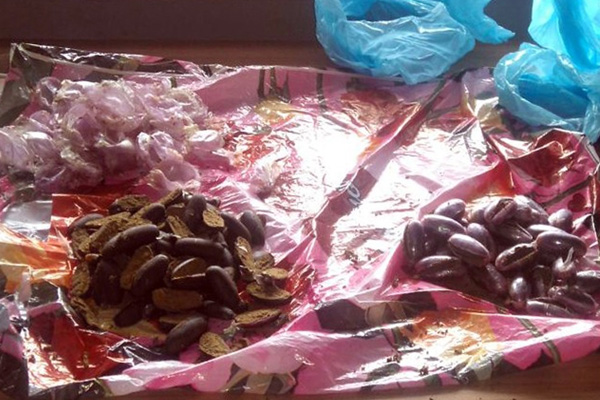 Midelerinden 3,5 kilo uyuşturucu çıktı