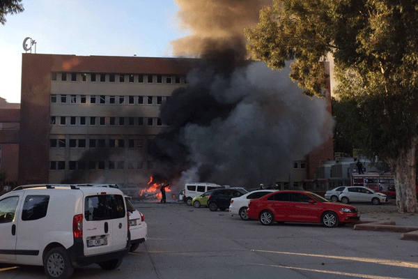 Adana Valiliği önünde patlama!