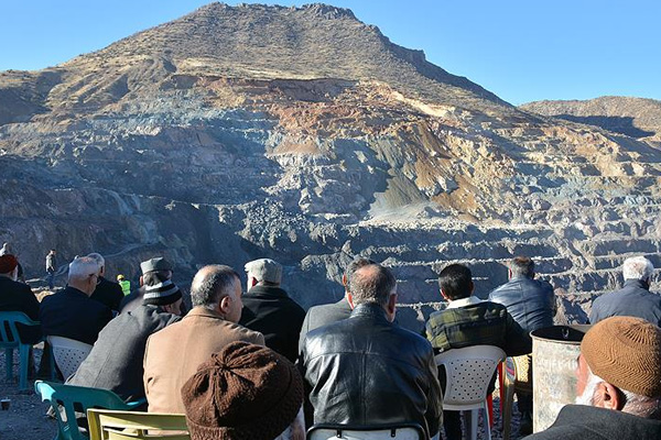 Enkaz altından gelecek haberi bekliyorlar