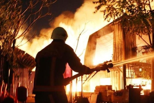 İtfaiye geç geldi, çocuğunu aşağı attı