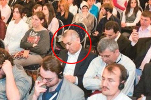 Öksüz'ün 'dinler arası diyalog' konferansında çekilen görüntüsü