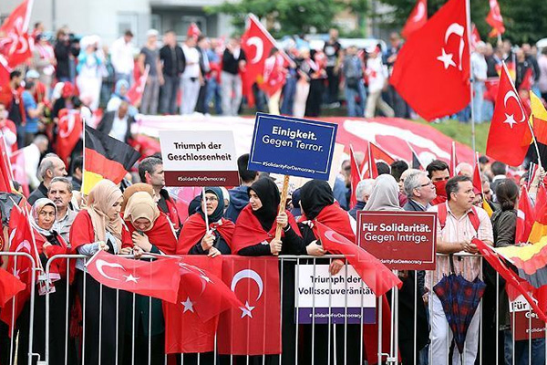 Avrupa'da 'Teröre Lanet Demokrasiye Davet' mitingleri