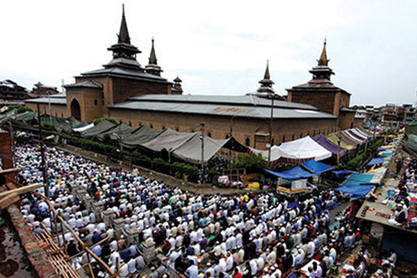 19 hafta sonra Müslümanlar cuma namazı kılabildı