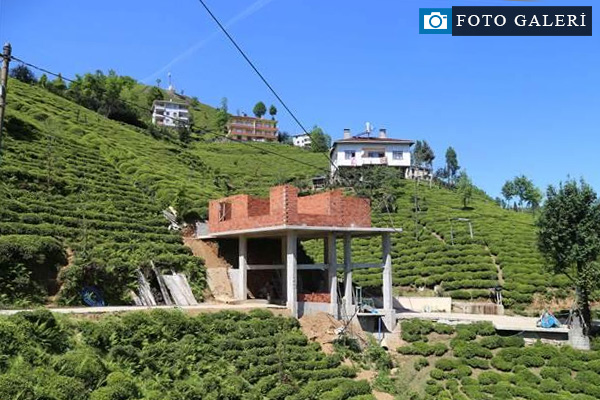 Köy yolunun üzerine ev yaptı!