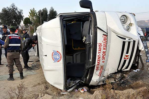 Futbolcuları taşıyan minibüs, otomobile çarptı: 8 yaralı