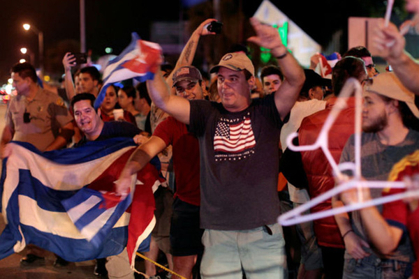 Küçük Havana'da Fidel Castro'nun ölümünü kutladılar