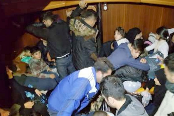 Karaya oturan tekneden 88 kaçak göçmen çıktı