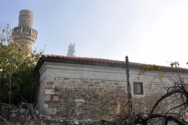 Tarihi caminin minare külahını çalmaya kalktılar