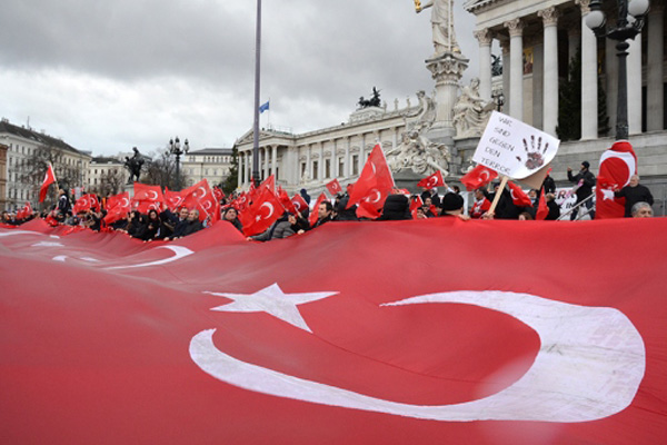 Avusturya'da Türkler'den miting