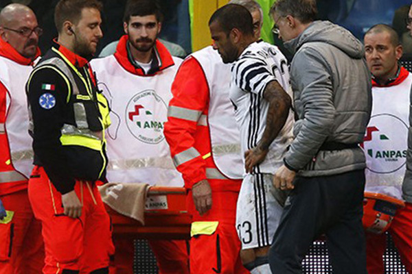 Dani Alves'in ayağı kırıldı