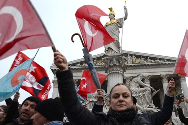 Viyana’da ‘Teröre Lanet Demokrasiye Davet’ mitingi