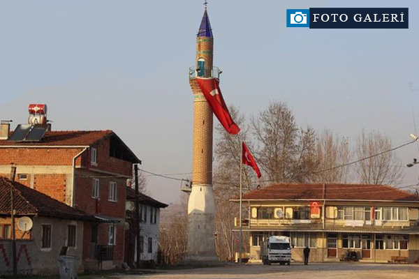 Minareyi görüyorlar ama camiyi bulamıyorlar!