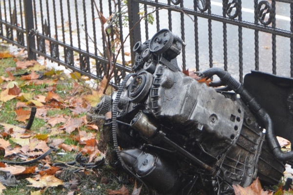 Ağaca çarpan aracın motoru fırladı