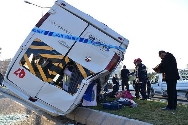 Okul servisi devrildi: 20 yaralı