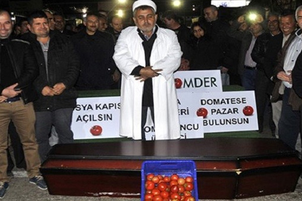 Domatesin cenaze namazını kıldılar