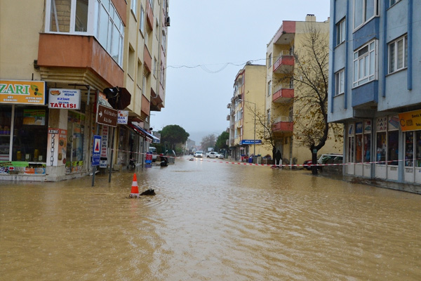 Çanakkale’de yolları sel bastı